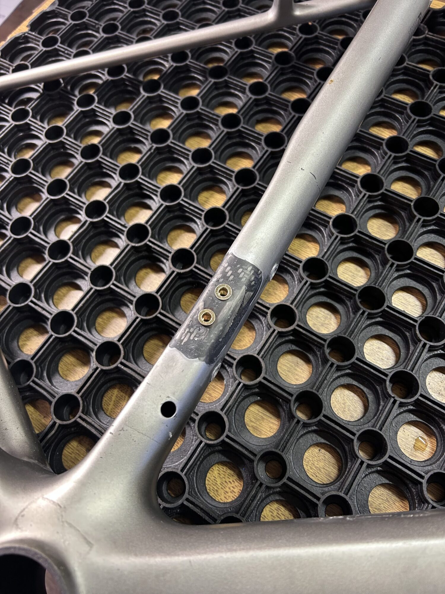 Réparation professionnelle sur fibre de carbone Reconstruction de la structure composite et remplacement des inserts filetés